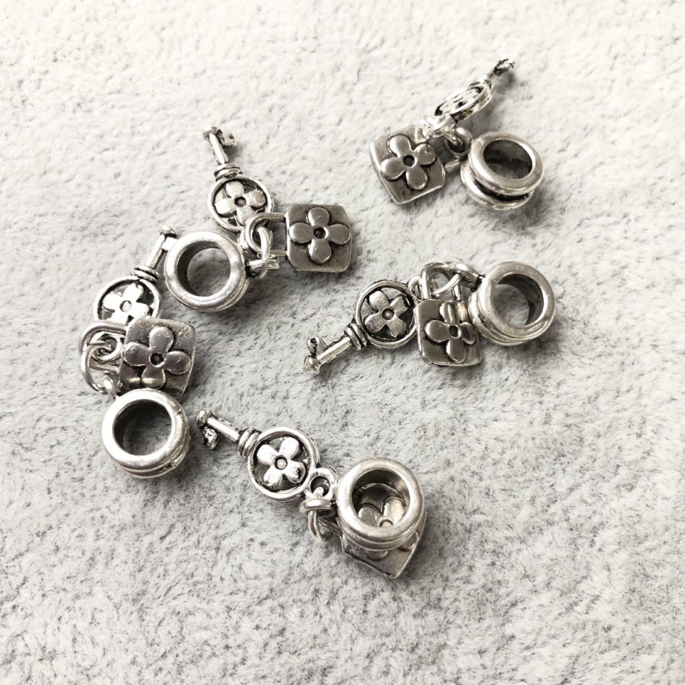Pendant hardware Key 30mm inner, Ø5mm, packaging 20g +/- 12 pcs