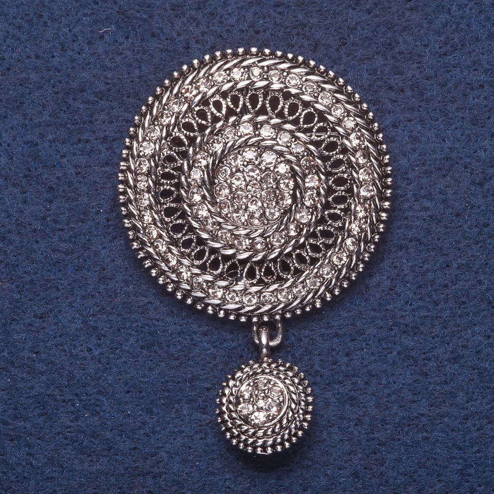 Silver-toned brooch, 3.7 × 5.5 cm