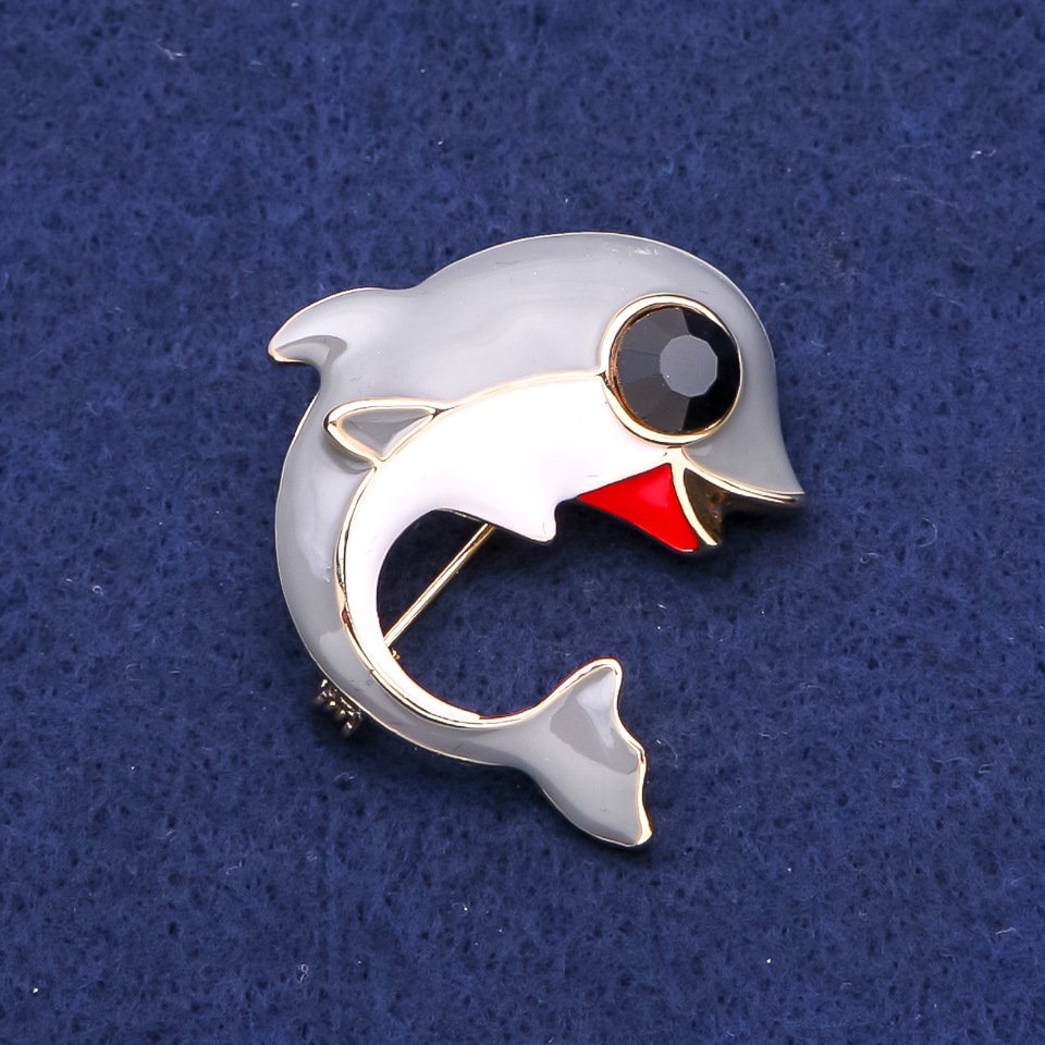 Gray Orca Brooch 37x38mm