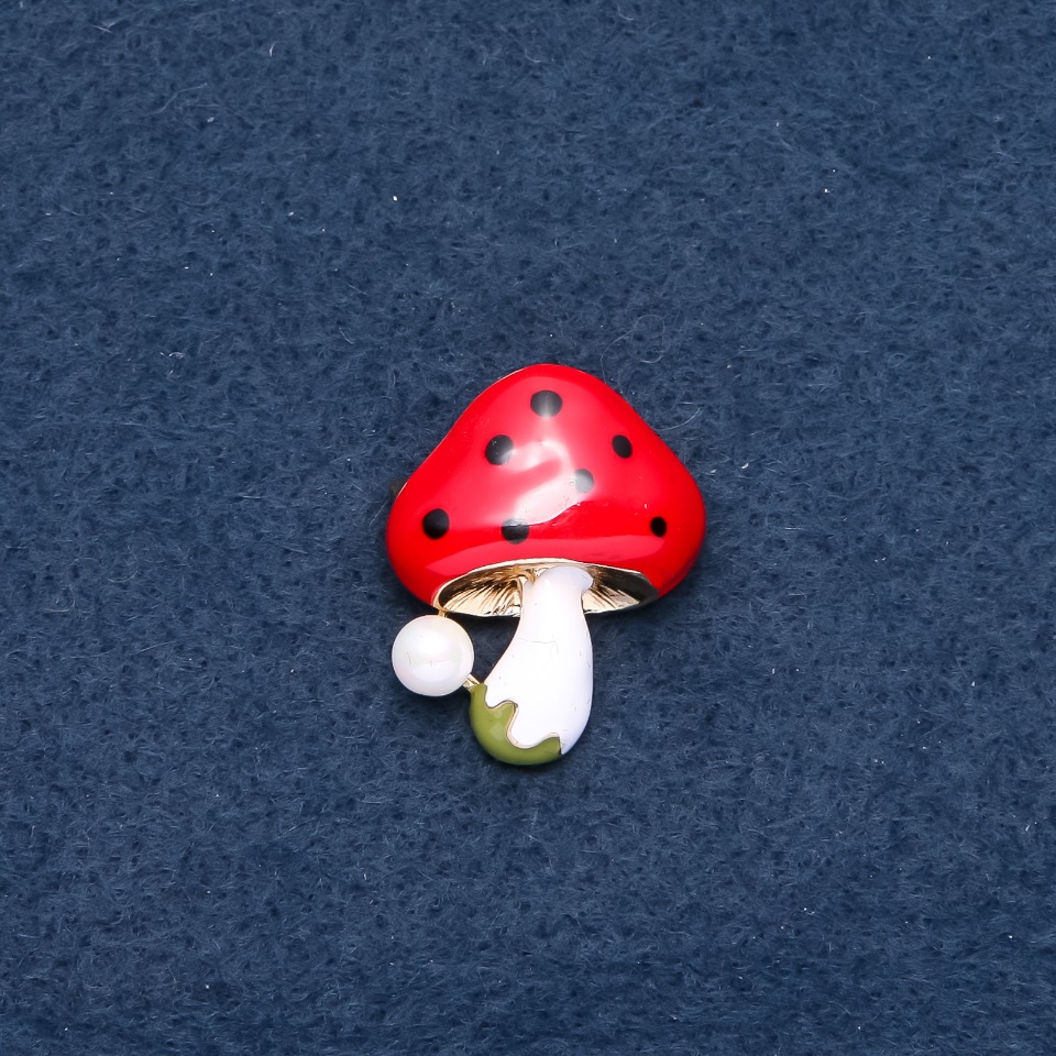 Brooch 'Mushroom' red cap 23×30 mm, metal color gold