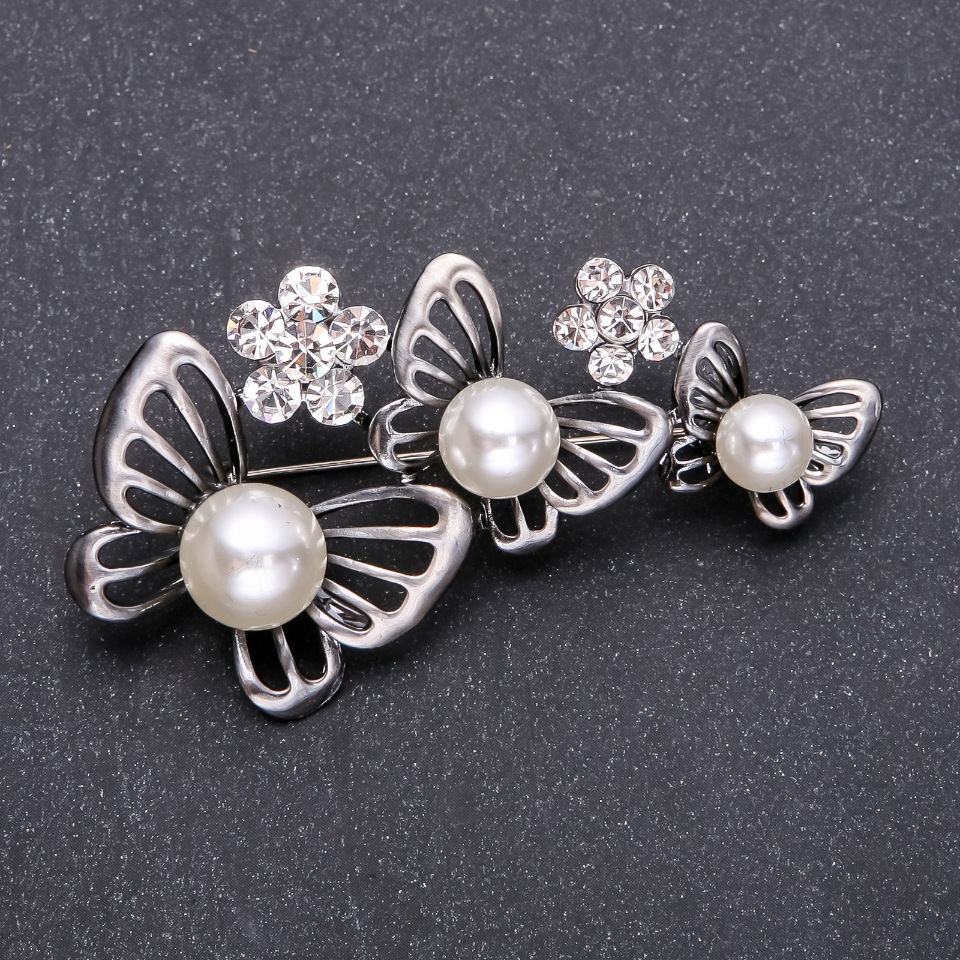 Brooch: Butterfly garland with white beads, 65x32 mm metal