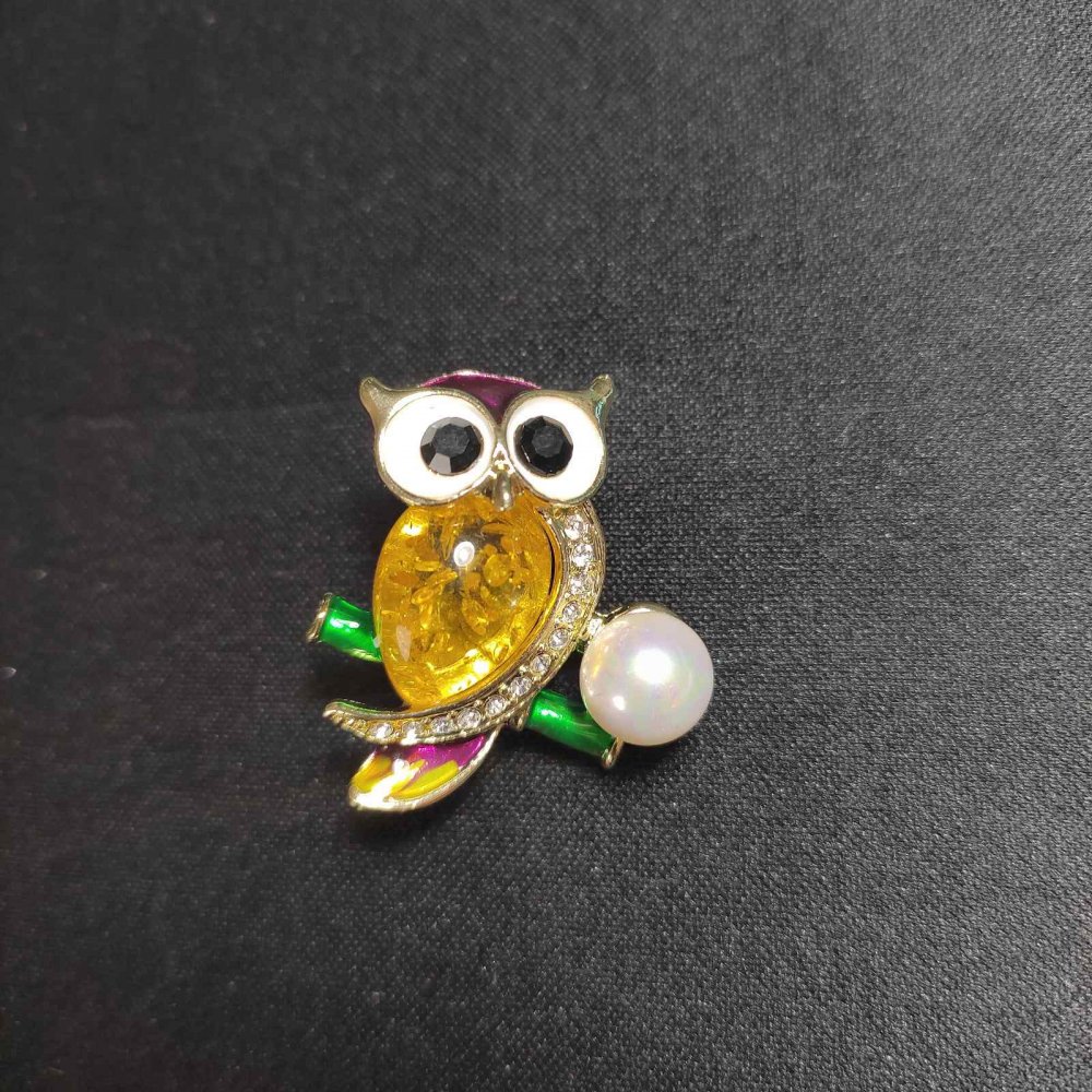 Owl Brooch Amber with Pearl Bead 31×27 mm