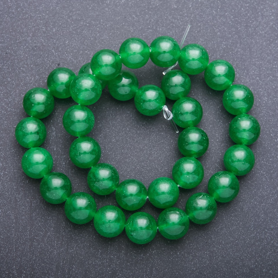 Beads of natural chrysoprase — smooth spheres, diameter 12 mm, thread length 38 cm
