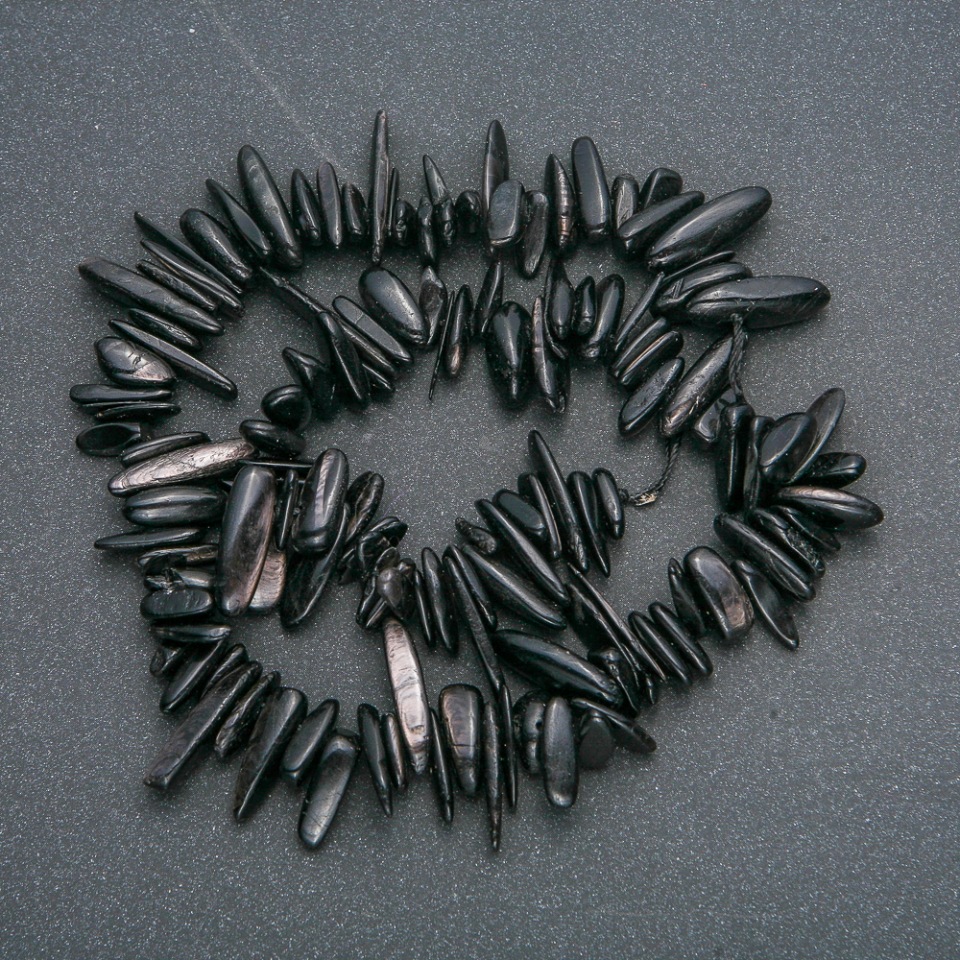 Natural obsidian chip strand 'Needle', dimensions approx. 10-20x3-5 mm, length 40 cm