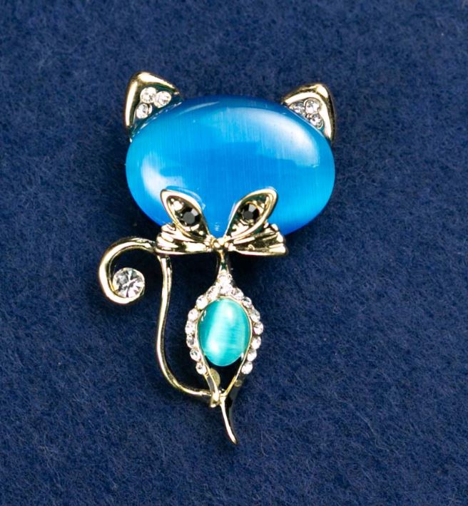 Brooch 'Kitty Cat Eye' blue color with white crystals 45x28mm yellow metal