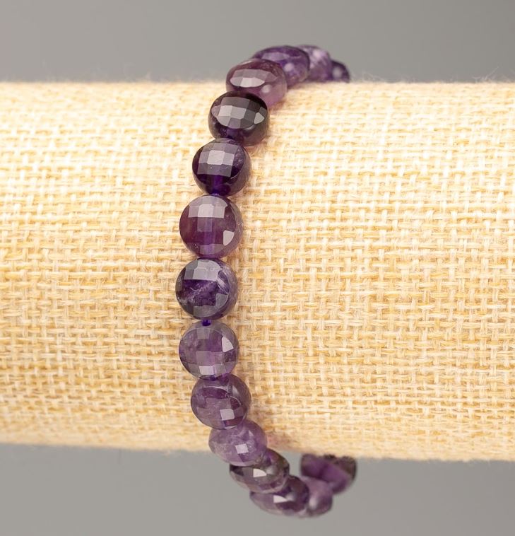 Браслет з натурального камня Аметист гранована монетка, діаметр 8х5мм+-, довжина 18см +- на гумці