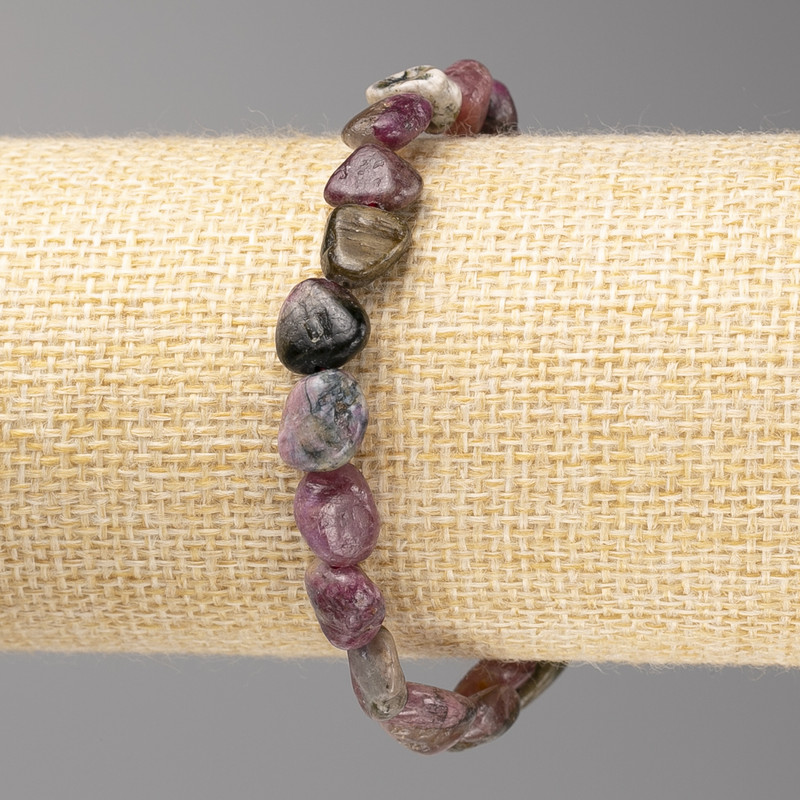 Bracelet with tourmaline cabochon stones, diameter 10x12 mm ± on elastic, length 18 cm+