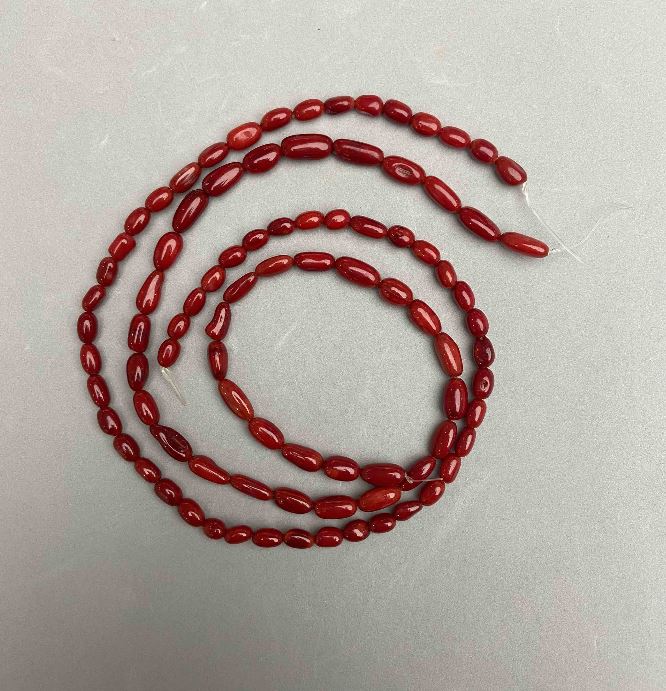 Natural coral grains beads, 7-11×5-6 mm diameter, assorted sizes, length 41 cm on thread