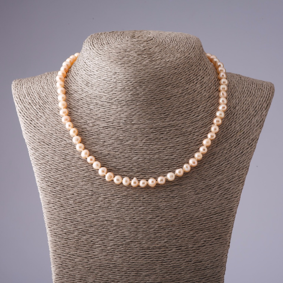 Pink freshwater pearl necklace, 6 mm diameter, 45 cm length
