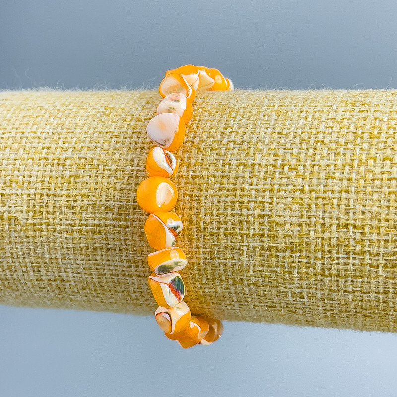 Bracelet with light-orange mother-of-pearl faceted beads, 8x6 mm diameter, length 18 cm (stretch)