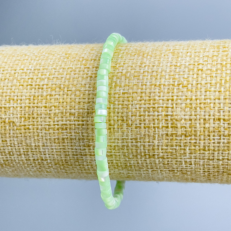 Mother-of-Pearl Bracelet, tinted light-green, disc beads, 4×2 mm diameter, length 18 cm (stretch)