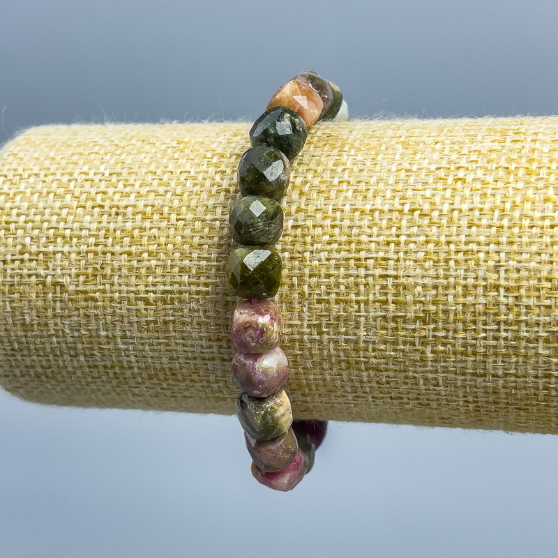 Tourmaline bracelet with natural faceted cube, diameter 9x9 mm +/-, length 18 cm (stretch)