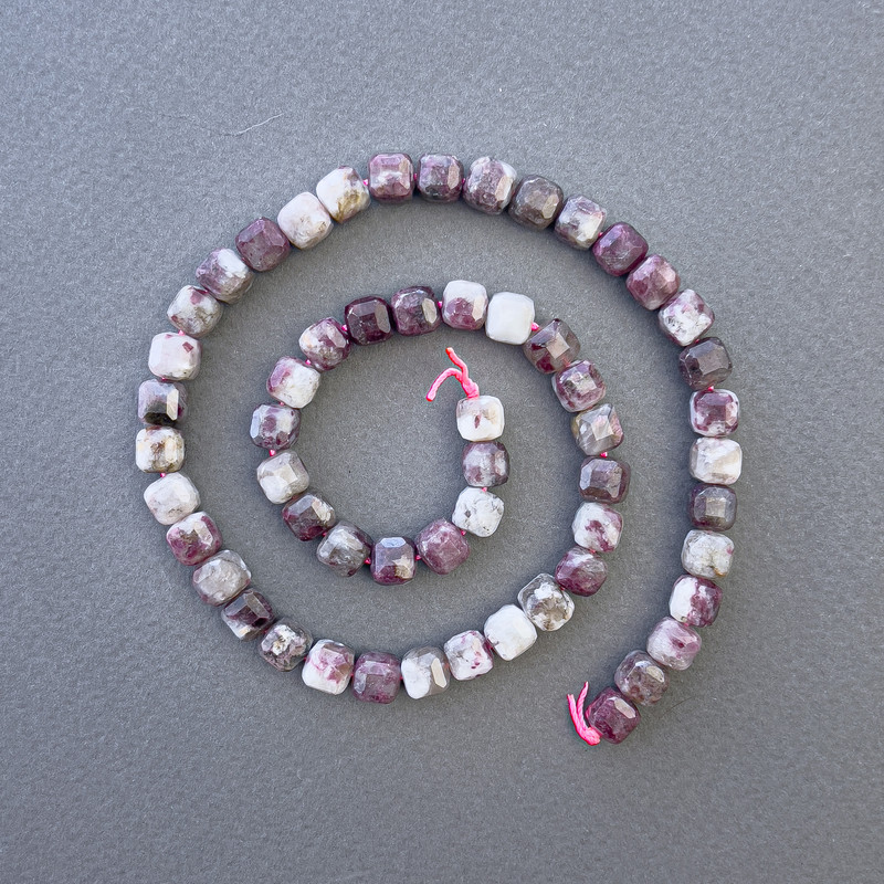 Tourmaline beads, natural stone, faceted cube, diameter 7x7 mm, length 39 cm on thread
