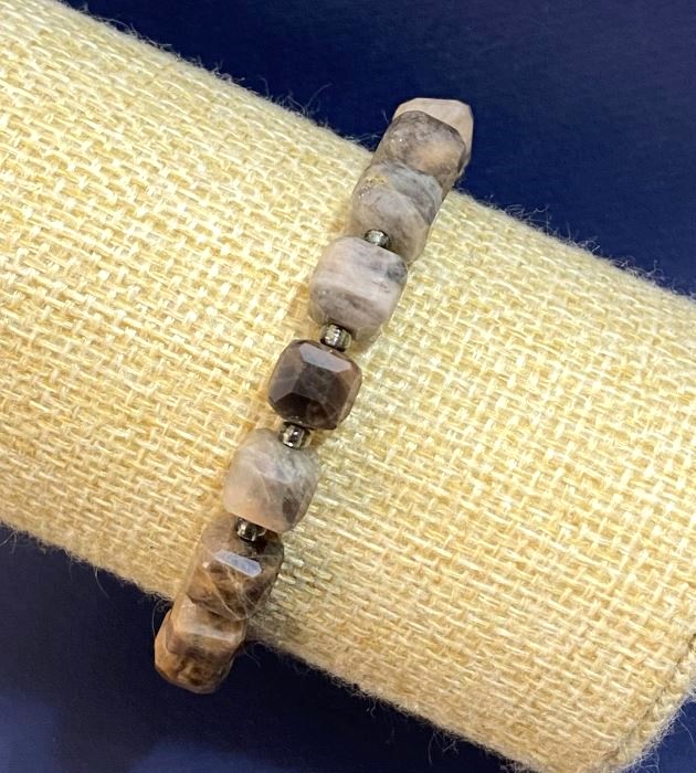 Bracelet with Sunstone natural stone faceted cube beads, 8 mm diameter, 18 cm length (stretch) with seed beads