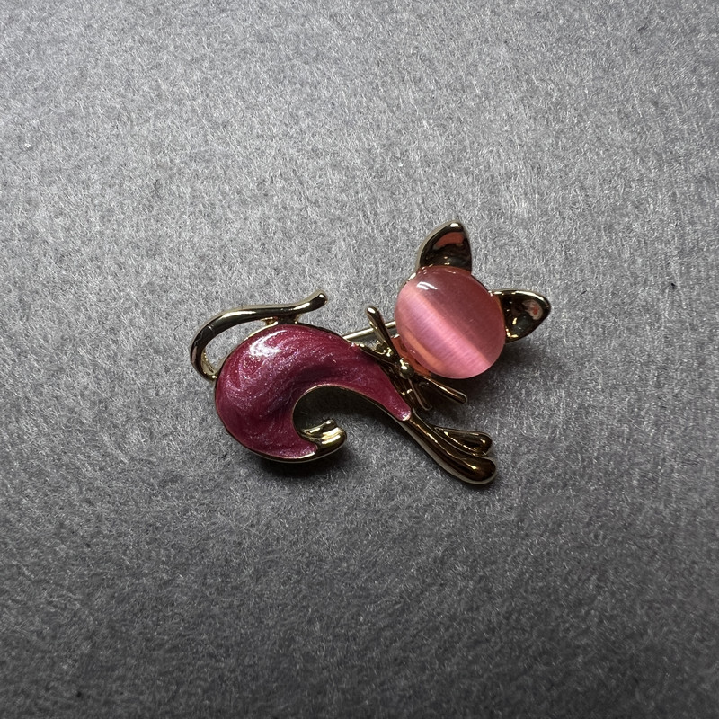 Brooch 'Kitty' with Pink Cat's Eye, Pink Mother-of-Pearl, Gold-Tone Metal 28x23mm
