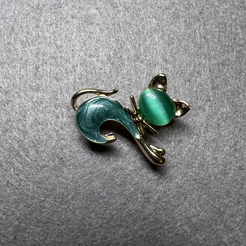 Cat Brooch with Green Cat's Eye, Green Mother-of-Pearl, Gold-Tone Metal 28x23 mm
