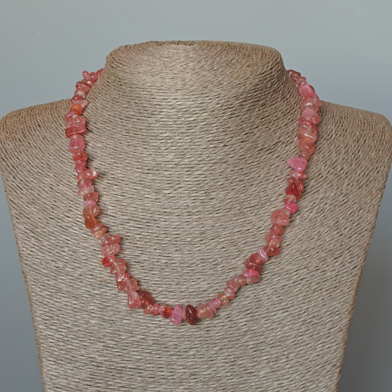 Strawberry Quartz Necklace with natural stone chips, 8x4 mm diameter, 47 cm length